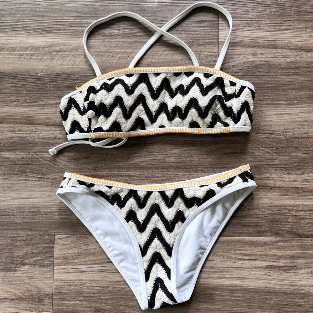 Chevron pattern bandeau bikini.